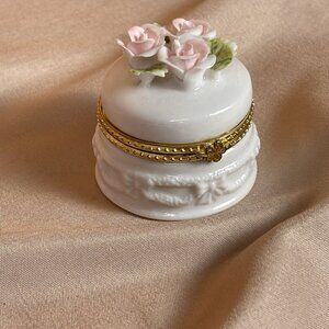 Vintage Tiny Hinged White Porcelain Crafted Roses Trinket Ring Box B11